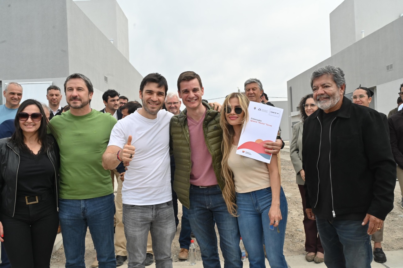 Entrega de viviendas en Trelew. 
