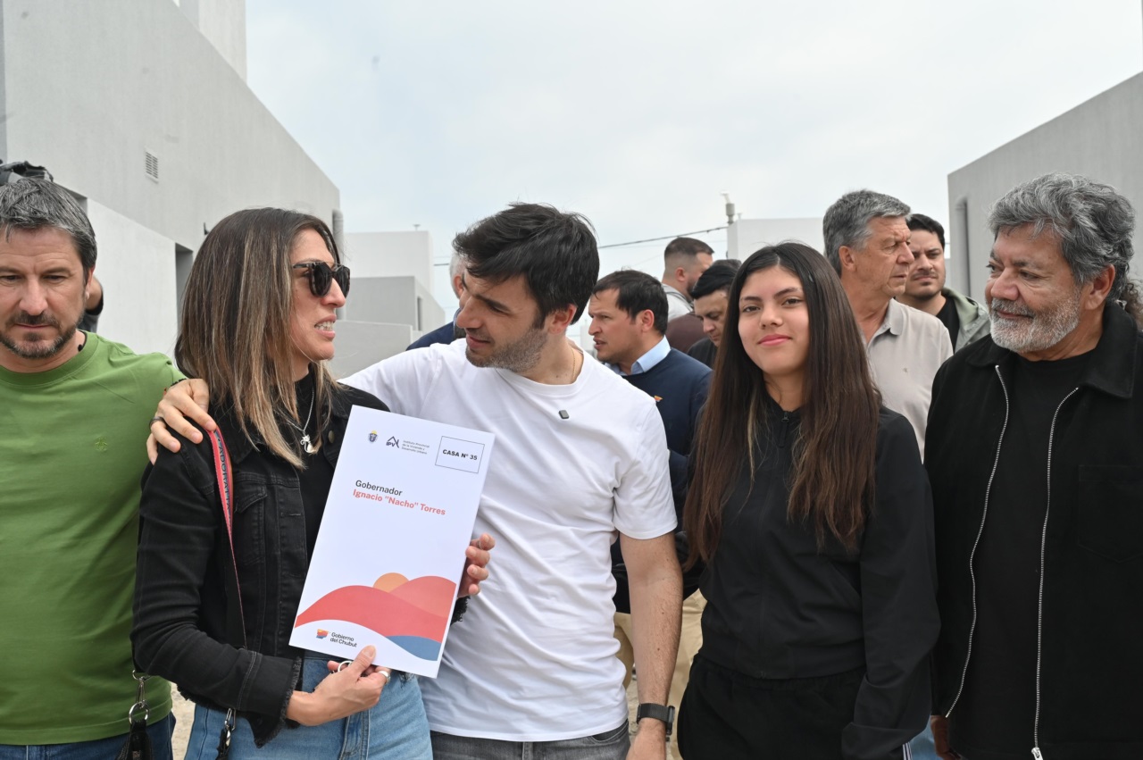 Entrega de viviendas en Trelew.