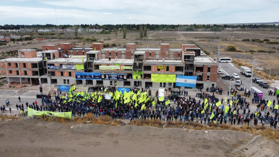Torres, junto a la UOCRA anunció el reinicio de casas del Pro.Cre.ar