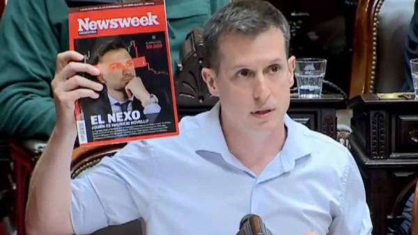 El diputado Juan Marino con un ejemplar de la revista "Newsweek", que se ocupó de la estafa.