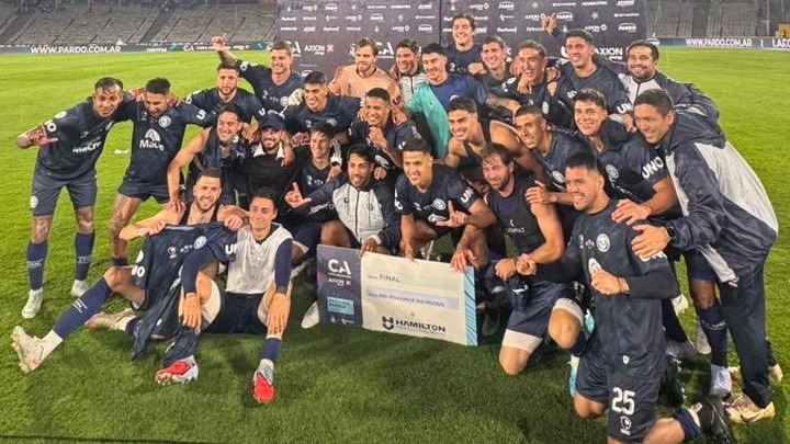 El plantel de Independiente Rivadavia que clasificó a su primera final de la Copa Argentina.