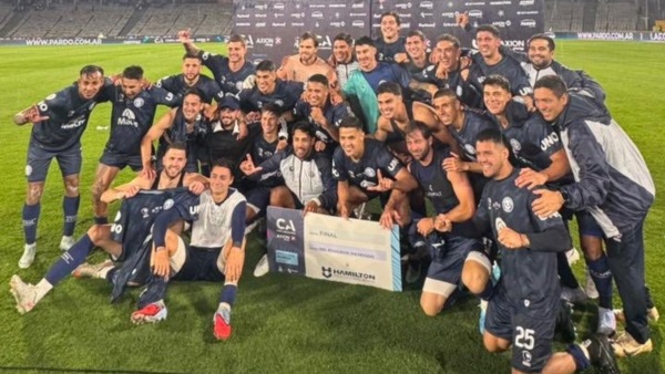 El plantel de Independiente Rivadavia que clasificó a su primera final de la Copa Argentina.