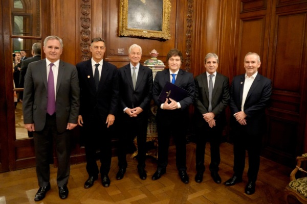 Milei, a la izquierda de Jamie Dimon, CEO de JP Morgan.