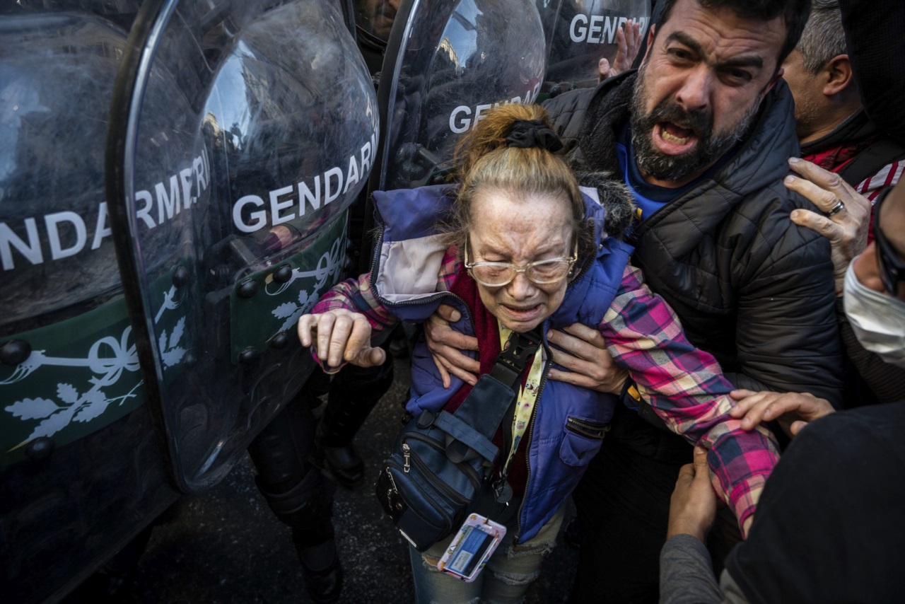 Represión de la Gendarmería a los jubilados y jubiladas, en septiembre pasado.  (Foto: Santiago Oroz / NA)