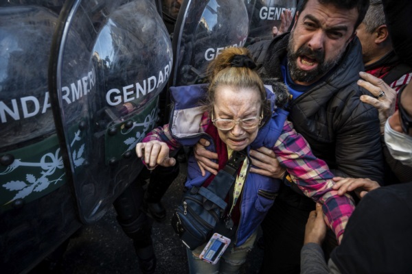 Represión de la Gendarmería a los jubilados y jubiladas, en septiembre pasado.  (Foto: Santiago Oroz / NA)