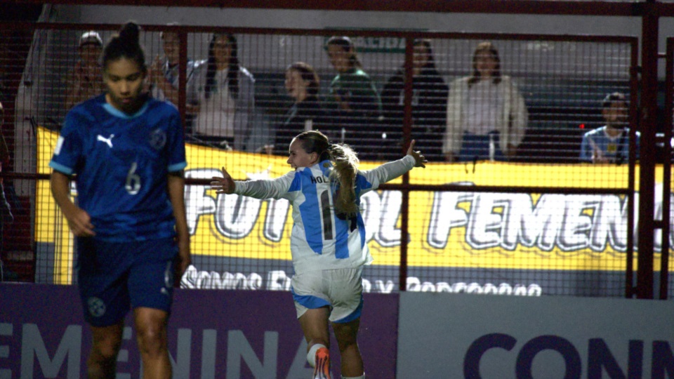 Agostina Holzheier celebra el segundo tanto de la selección local.