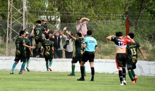 Dolavon festeja un empate conseguido cerca del final. (Foto: Norman Evans/Jornada Medios).