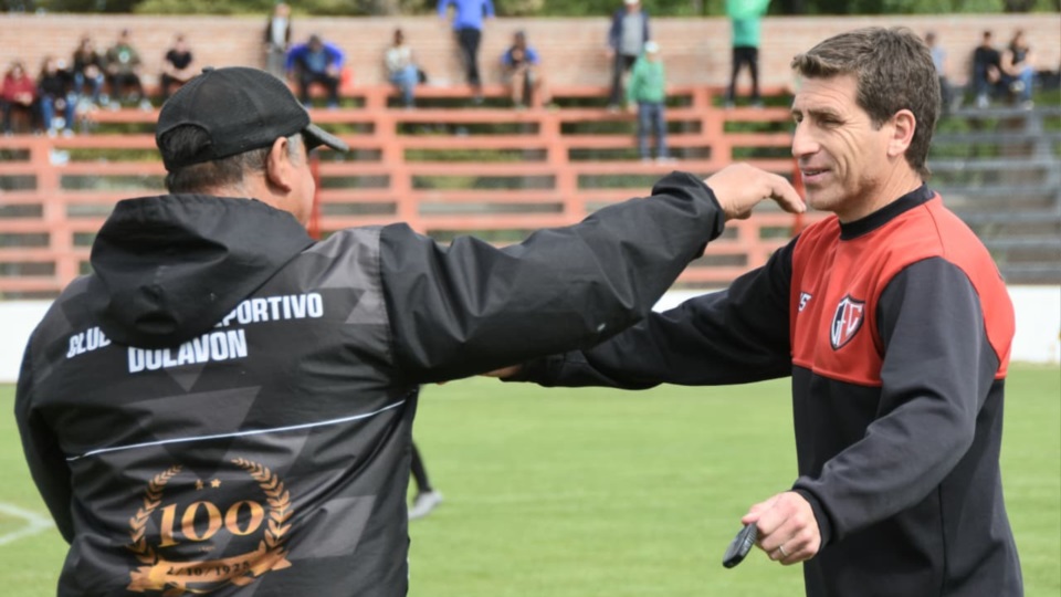 El saludos de dos viejos conocidos: Giordanella y Rodas. Ahora enfrentados como técnicos. (Foto: Norman Evans/Jornada Medios).