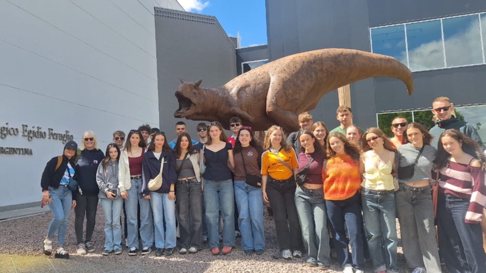 La delegación galesa en el Museo Feruglio.