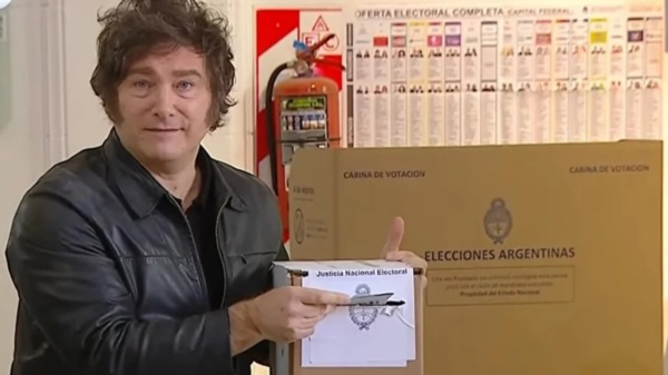Un Milei con las ojeras muy marcadas, se apersonó en la sede de la Universidad nacional.