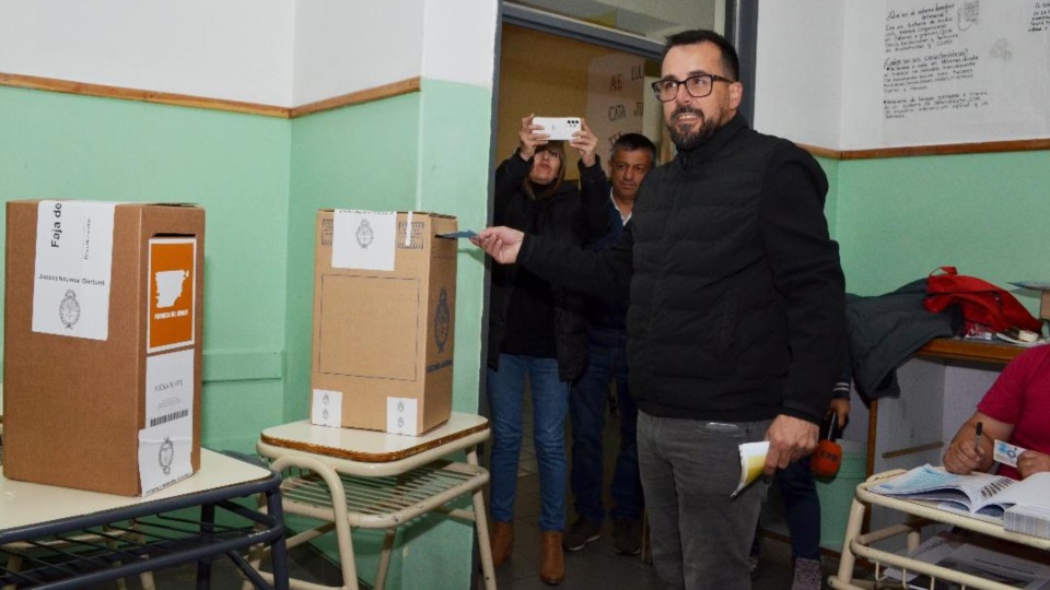 Matías Taccetta sufragando en la Escuela Nº 713.