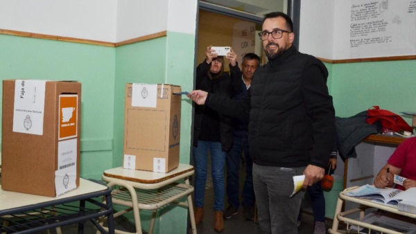 Matías Taccetta sufragando en la Escuela Nº 713.