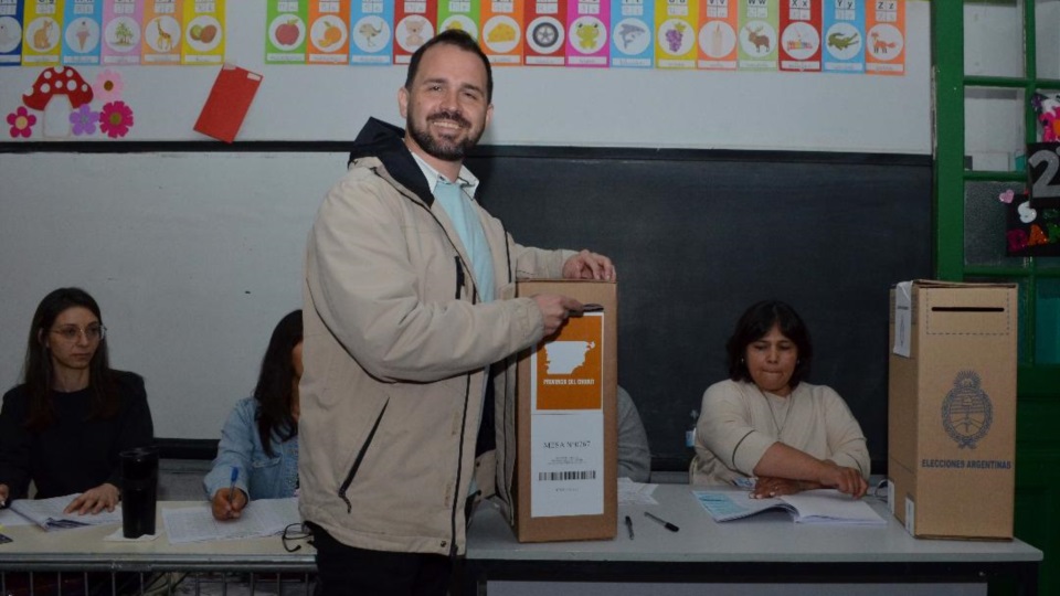 Peralta votando en la Escuela Nº 76 de Esquel.