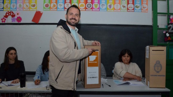Peralta votando en la Escuela Nº 76 de Esquel.