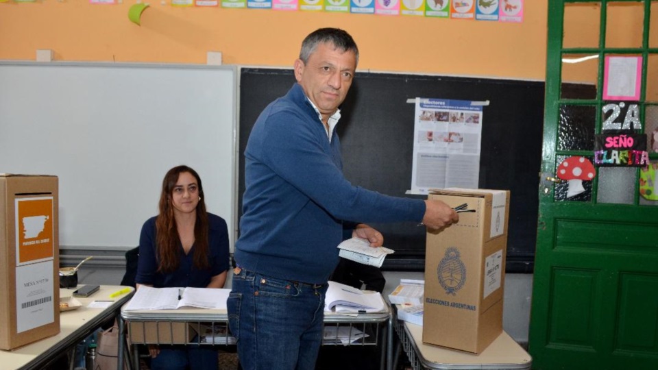 Milton Reyes en el instante de emitir su voto.