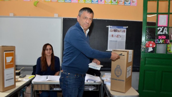 Milton Reyes en el instante de emitir su voto.