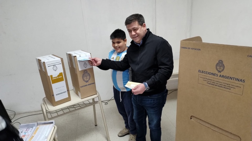 Momento en que el diputado nacional emite su voto.