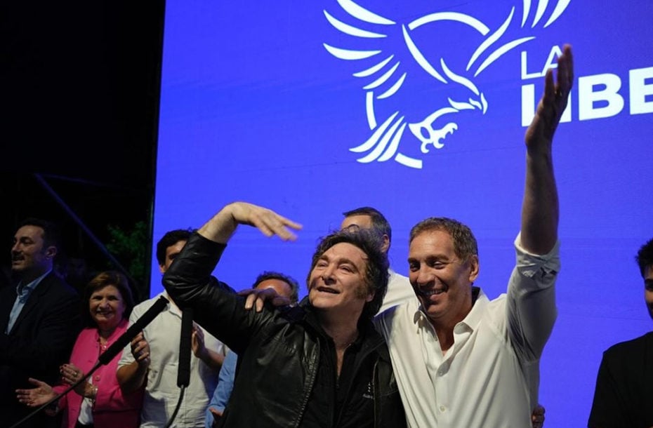 Javier Milei y Diego Santilli festejando el triunfo electoral.