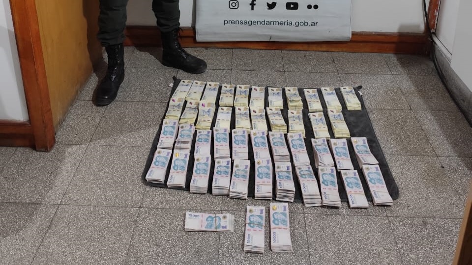 Un poco más de 66 millones de pesos fueron incautados por personal de Gendarmería Nacional.