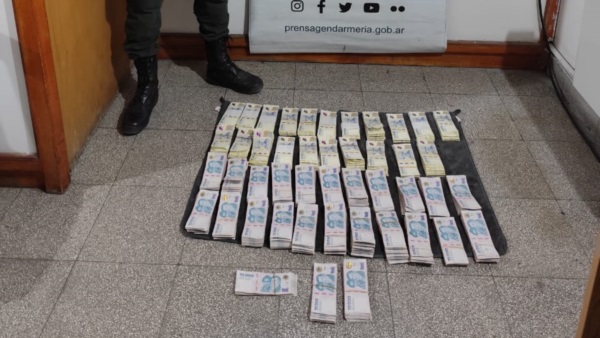 Un poco más de 66 millones de pesos fueron incautados por personal de Gendarmería Nacional.