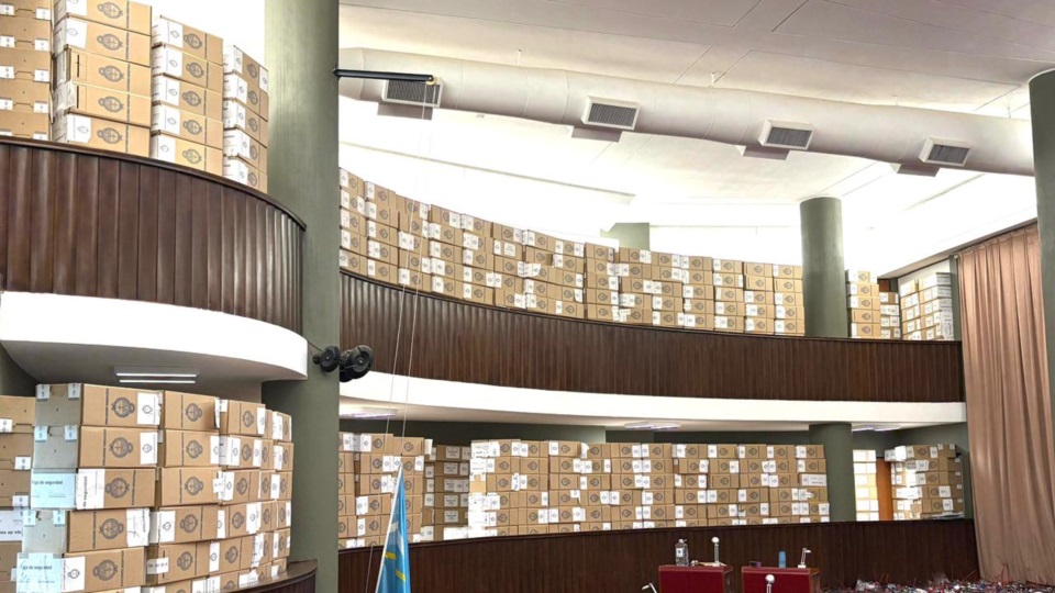 Las urnas en Legislatura ya preparadas para el escrutinio. 