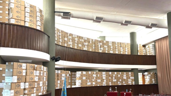 Las urnas en Legislatura ya preparadas para el escrutinio. 