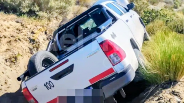 La camioneta del equipo periodístico luego del vuelco. Foto: Radio del Mar.
