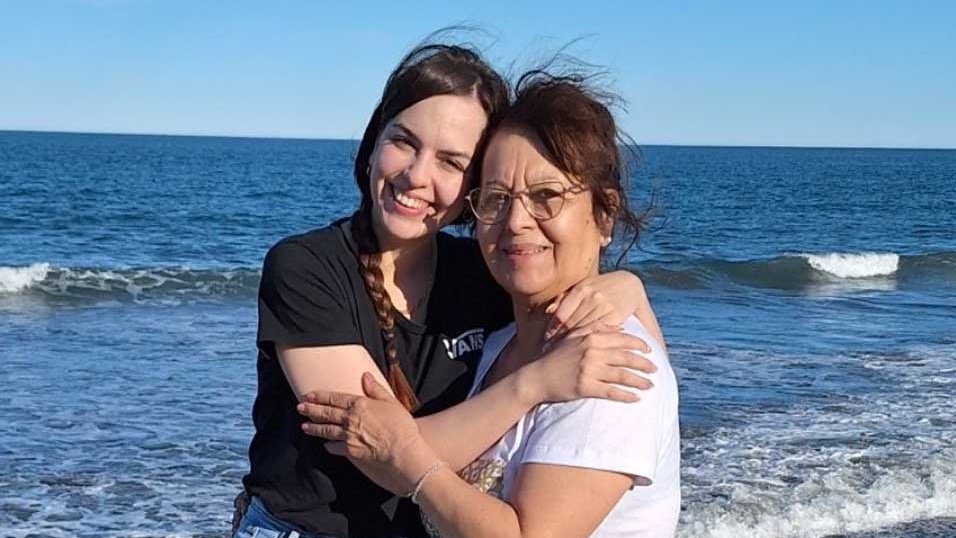 Juana junto a su hija Aldana. Familiares y amigos buscan juntar fondos para solventar gastos.