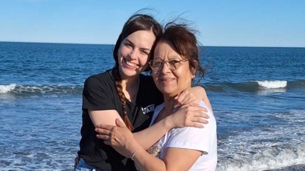 Juana junto a su hija Aldana. Familiares y amigos buscan juntar fondos para solventar gastos.