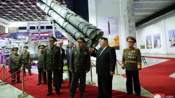 Kim Jong Un, cuando exhibió sus misiles a los jerarcas de Rusia.