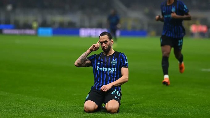 Çalhanoglu marcó un doblete en la goleada del Inter sobre Fiorentina.