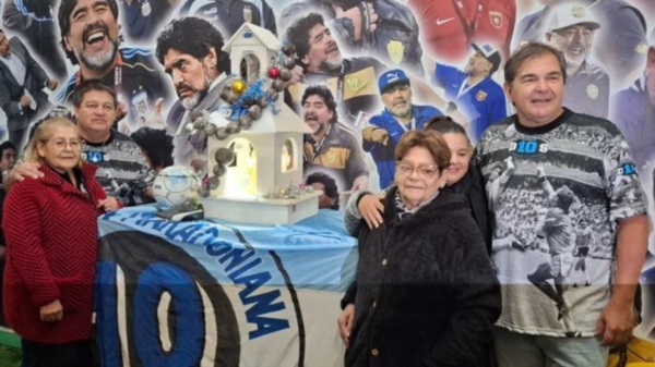 La Iglesia Maradoniana celebró el cumpleaños 65 de Diego: sus hermanas dijeron presente y fueron "bautizadas".