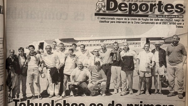 Delegación de Tehuelches tras su arribo a Trelew con el ascenso en el bolsillo.