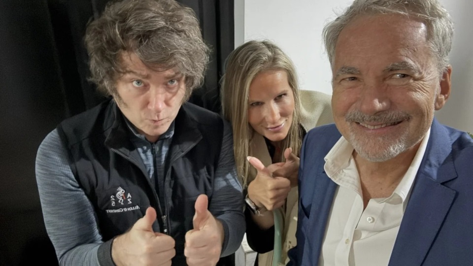 Varsavky sonríe junto al presidente mientras los pulgares de su hija evocan unos cuernos impropios de fuerzas celestiales...