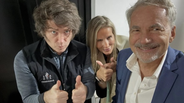Varsavky sonríe junto al presidente mientras los pulgares de su hija evocan unos cuernos impropios de fuerzas celestiales...