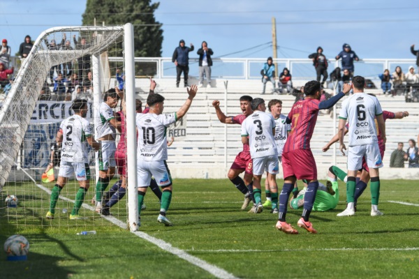 Iván Bravo ejecutó el córner y Franco Aguero la metió en propia meta. Foto: Mariano Di Giusto/Jornada Medios.