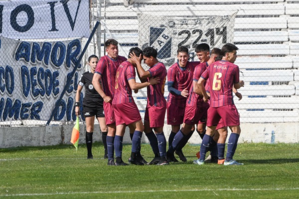 Bravo festeja el 1-0 de Brown. Foto: Mariano Di Giusto/Jornada Medios.