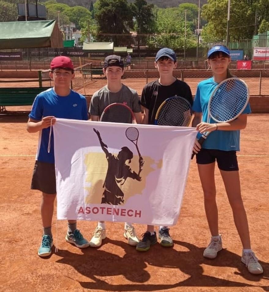 Lucio Vulcano, Bautista Sufritti, Emilio y Matilda Nogueira, los jugadores Sub 12 de la Asotenech en el Nacional de Salta.