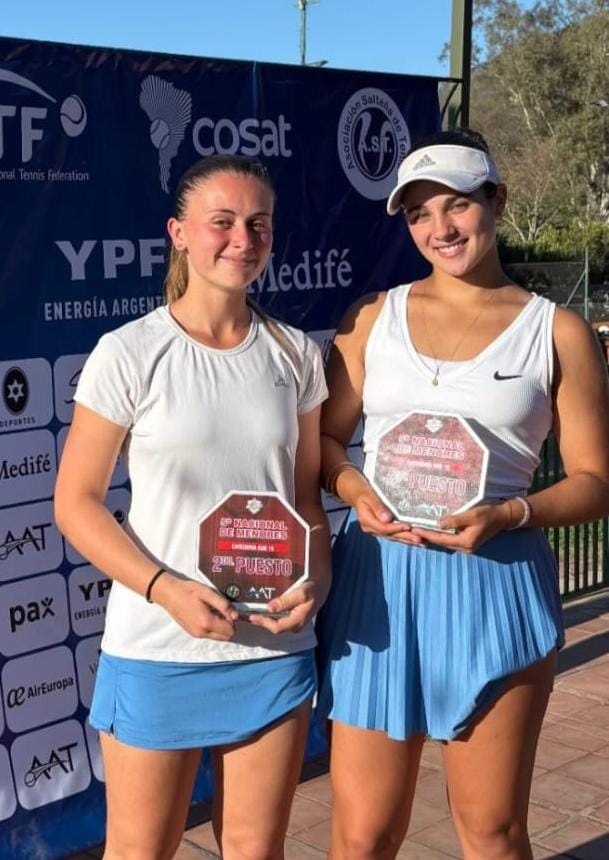 La trelewense Justina Lassaga (derecha) junto a su compañera santafesina Matilde Mainero, subcampeonas de dobles en Sub 16.