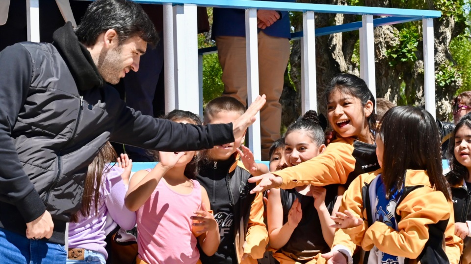 Torres saludando a niños que participaron en el acto.