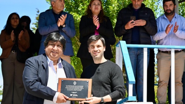 El intendente Rubén Calpanchay junto al gobernador chubutense. 