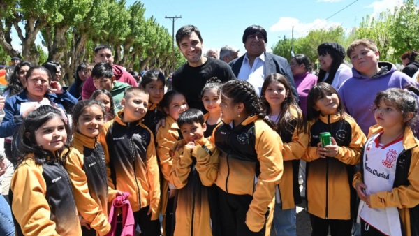 Ignacio Torres junto a vecinos e integrantes de entidades civiles de José de San Martin.