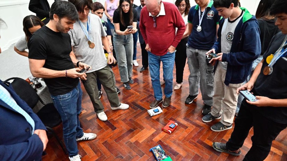 "Nacho" Torres probando alguna de las creaciones de los estudiantes.
