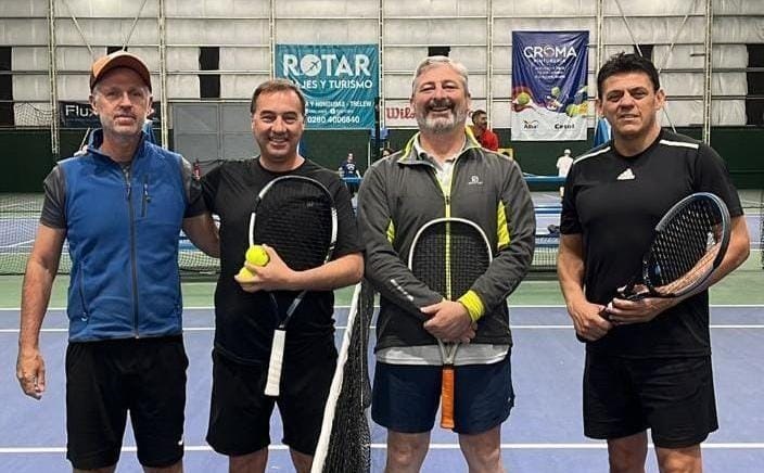 Los campeones de +55 dobles, Valentín Simpson-Lucas Pérez junto a los subcampeones Fabio Salerno y Gabriel Ramírez.
