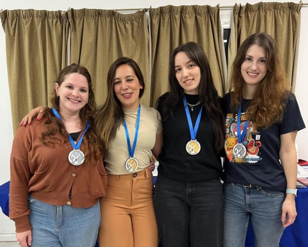 Las campeonas del dobles de 5° Damas, Alasteuy-Larroque junto con las otras dos finalistas, Ramírez-Pantano.