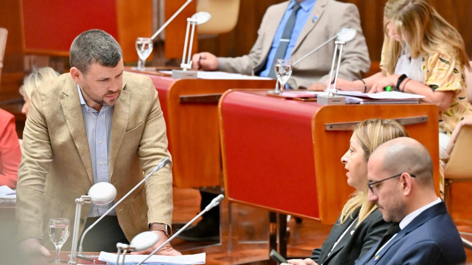 Juan País conversando con su par María Andrea Aguilera.