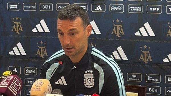 Scaloni habló desde Angola sobre la inesperada presencia de Mastantuono en los entrenamientos de la Selección en Alicante.