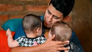 Ian hace 3 años cuando sus hijos eran bebé. Hoy tienen 3 años y medio. 