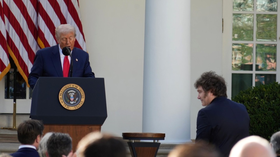 Trump, de pie, Milei, sentado. La imagen de las relaciones "ultra carnales" con Estados Unidos.