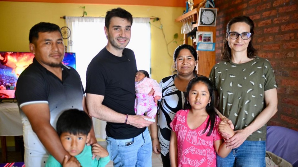 Ignacio "Nacho" Torres con Emily y su familia. 